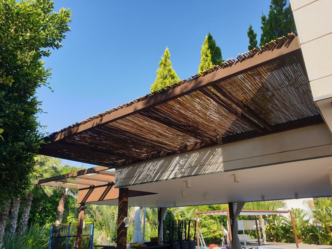 Pérgola instalada por nuestro equipo en una comunidad