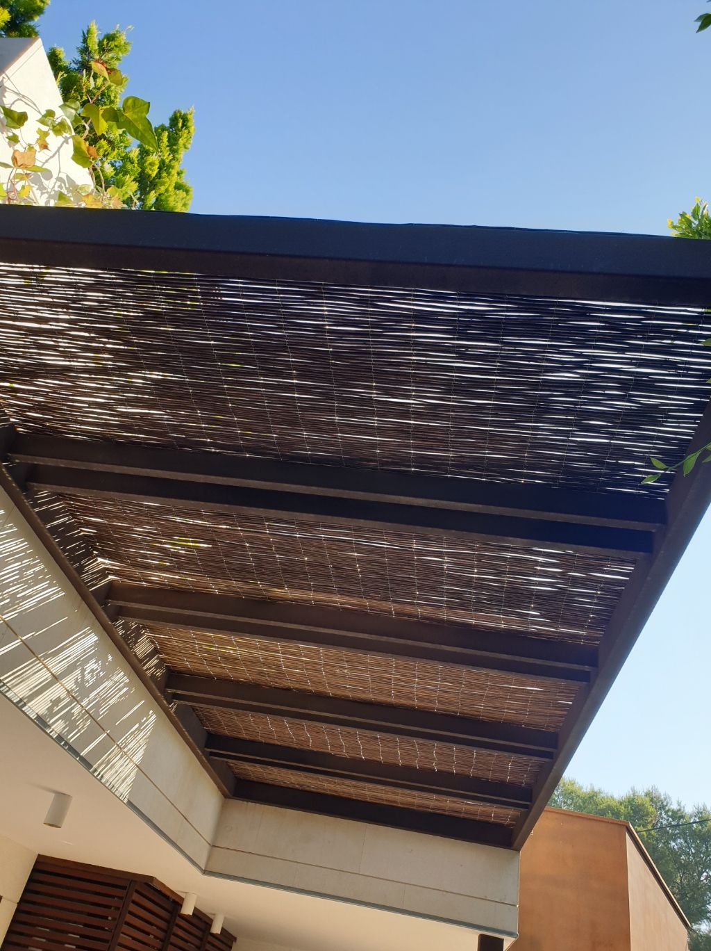 Pérgola instalada en jardín