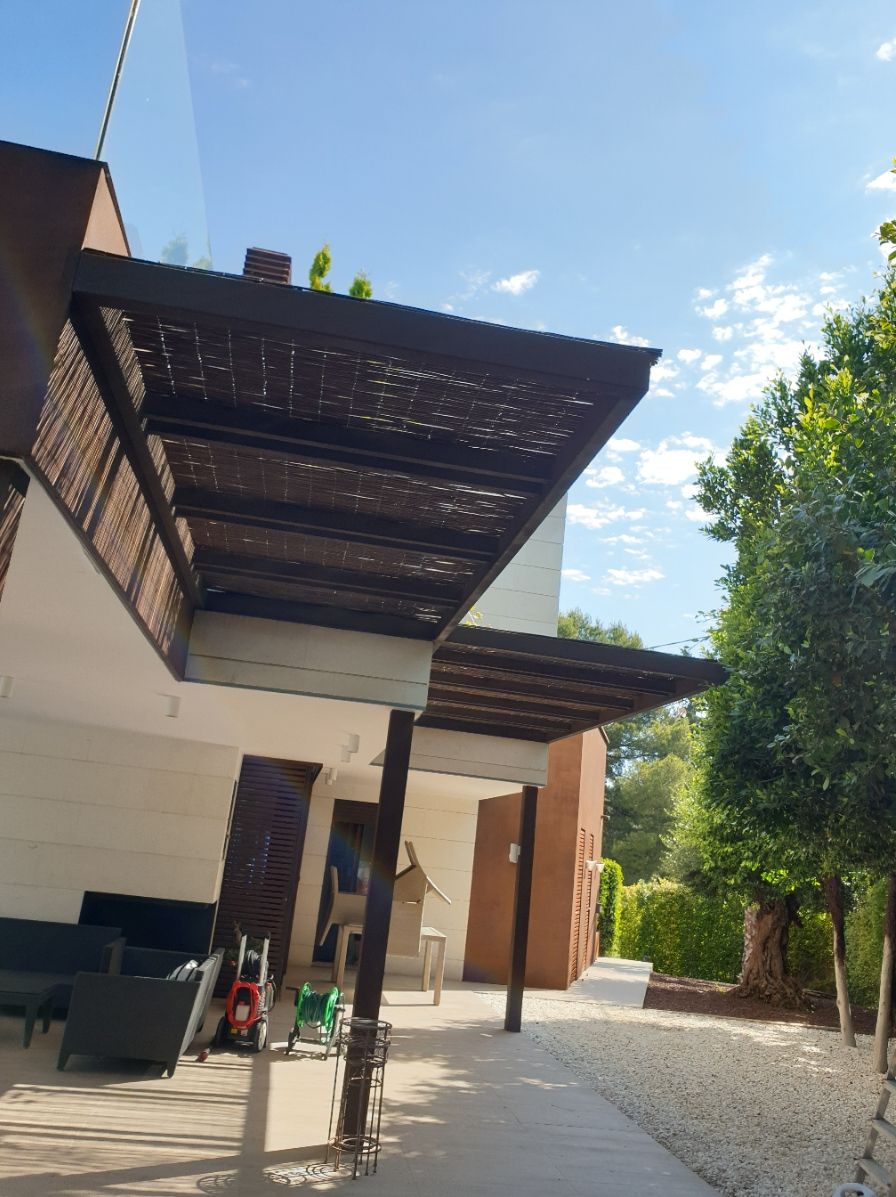 Jardín y pérgola