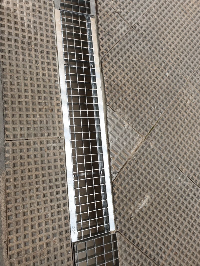 Rejilla de desagüe de rampa reparada